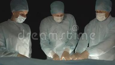 三名外科医生，一男一女，在手术室做手术切除和移植人体器官，切除